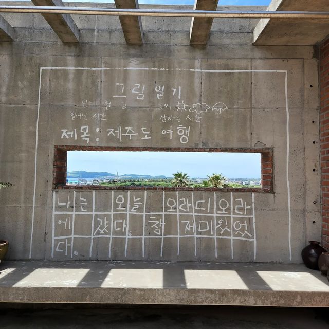 reviewer_sunbbap on Instagram: "제주 산방산 베이커리 카페 #오라디오라 ⠀ 삼거리농원 대기하다 우연히 가게된 카페. 점심 먹기 직전이라 간단하게 커피만 한잔 하러 갔지만, 갓 나온 빵 비주얼 보