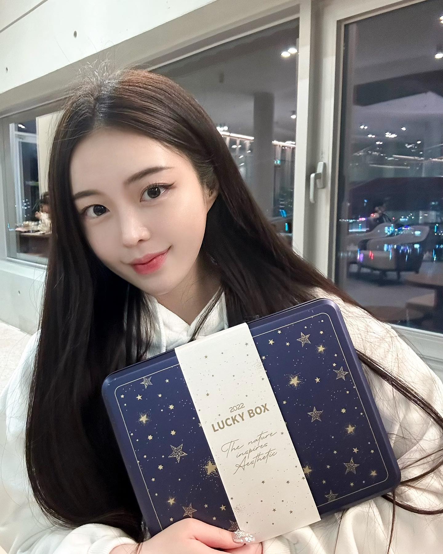 #협찬 이쯤이면 나 라페리 사랑해ㅋㅋㅋ❤️ 12월 한달간, 리얼라이즈에서 30만원 이상 구매 하면 최대 80만원 상당의 행운이 담긴 럭키박스를 무료증정 이벤트 진행중이에요!! 이건진짜 달려가서 사야함ㅠㅠ... 앰플 100미리만 구매하면 30만원이상이라 럭키박스가 오는 행운이....💗
럭키박스는 한정수량으로 빨리 소진되기전에 사야해오..

✔️라페리 모이스처 페어리 앰플
고보습 진정 앰플이에요 병풀추출물도 함유되어 진정효과까지!! 한번만 써도 맑고 투명한톤, 물광이 미쳤습니당ㅠㅠㅠㅠ 속건조 싹 잡아줘요 몇통째 쓰는중,,,

이번에 제가받은 럭키박스 제품은!!!! 바로!!!

✔️라페리 블레미쉬 컨트롤 세럼
끈적임이없고 버블토너 이후에 이세럼을 발라준다면 트러블 예방에 최공,, 세럼 못잃어ㅠㅠ 진정효과 제대로..!!

✔️라페리 블레미쉬 컨트롤 젤 크림
끈적임 없이 산뜻하게 발리는 크림!!
바르자마자 약간 쿨링효과가 나서 트러블 진정크림으로 짱입니당

✔️DMTS 바이오 미스트
비타민 오일이 피부 장벽 강화에 도움을 주는 오일미스트에요 안개분사로 빠르게 스며들어요 건조할때 최고..!!

✔️라페리 카밍 피토 겔 크림
민감해진 피부를 튼튼하게 만드는데 도움을 주는 크림이에요 피토겔 발라주고 젤크림 바르면 진정효과 업! 소량으로도 다 발려서 많이 바를필요가 없어용ㅎㅎ

✔️라페리 마이오 스프링클러 세트
버블 스킨과 촉촉한 제형의 마스크로 보습 효과와 건조함을 잡아주는 마스크팩 세트에요 겨울철에 건조함이 심해지니까 마스크팩세트는 항상,, 못잃죠ㅠㅠ

난진짜 라페리에 뼈를 묻어야 되나방ㅋㅋㅋㅋ
내 기초제품들 다털면 라페리뿐 ㅠㅠ
피부짱 많이 좋아짐💗

#리얼라이즈 #라페리 #럭키박스 #에스테틱 #에스테틱화장품 #홈스테틱 #홈스테틱편집샵 #럭키박스이벤트 #모이스처페어리 #홀리데이 #선물추천 #12월이벤트