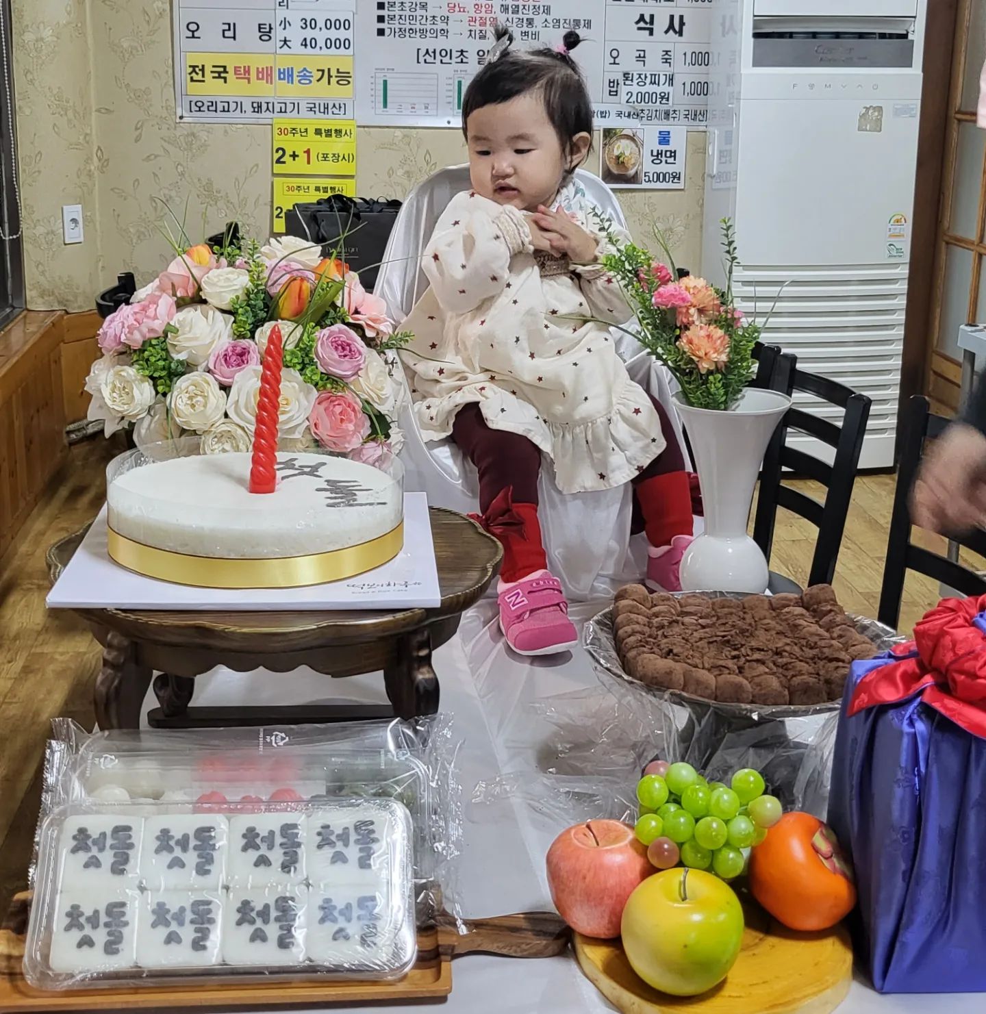 +358 ~ 367

❤️첫 생파 전주 할아버지네 가서 생일파티하는데 컨디션 난조+낯가림으로 엄마 아빠외에 아무에게도 못안김💦
(분유끊고 흰우유 먹는다고 이렇게 변비가 심하게 올줄이야...)

❤️두번째 생파 얼라집에서 잘 놀고서 풍선이 무서운지 생파사진 90%가 움...💦

❤️세번째 생파 돼지갈비는 맛있게 먹어서 신나지만 생파하니까 또 움..그중에서 이모가 눈물버튼💦

야...세번생파를 다우네ㅋㅋㅋㅋ👍🏻👍🏻

돌치레 오지게하고 변비까지 종합으로 다 지나가니까 그동안 겁많아서 손때고는 잘 안걷드만 갑자기 잘걷네..
핰ㅋㅋㅋㅋㅋㅋ 봄이면 뛰시겠어여ㅋㅋㅋ

따로 돌잔치는 안했지만 많은분들께서 우리딸랑구의 첫 생일을 같이 축하해주셔서 너무 감사드립니다❣️

그럼 더 열시미 키워보겠습니다⭐️

#12개월아기 #딸스타그램 #딸랑구 #첫생일 #돌상 #돌잔치 #돌잔치끝 #눈물젖은케익 #왜엄마만찾니 #난왜엄마인가 #ㅋㅋㅋㅋㅋ #육아소통 #소통 #babystagram #babygirl #1st #HBD