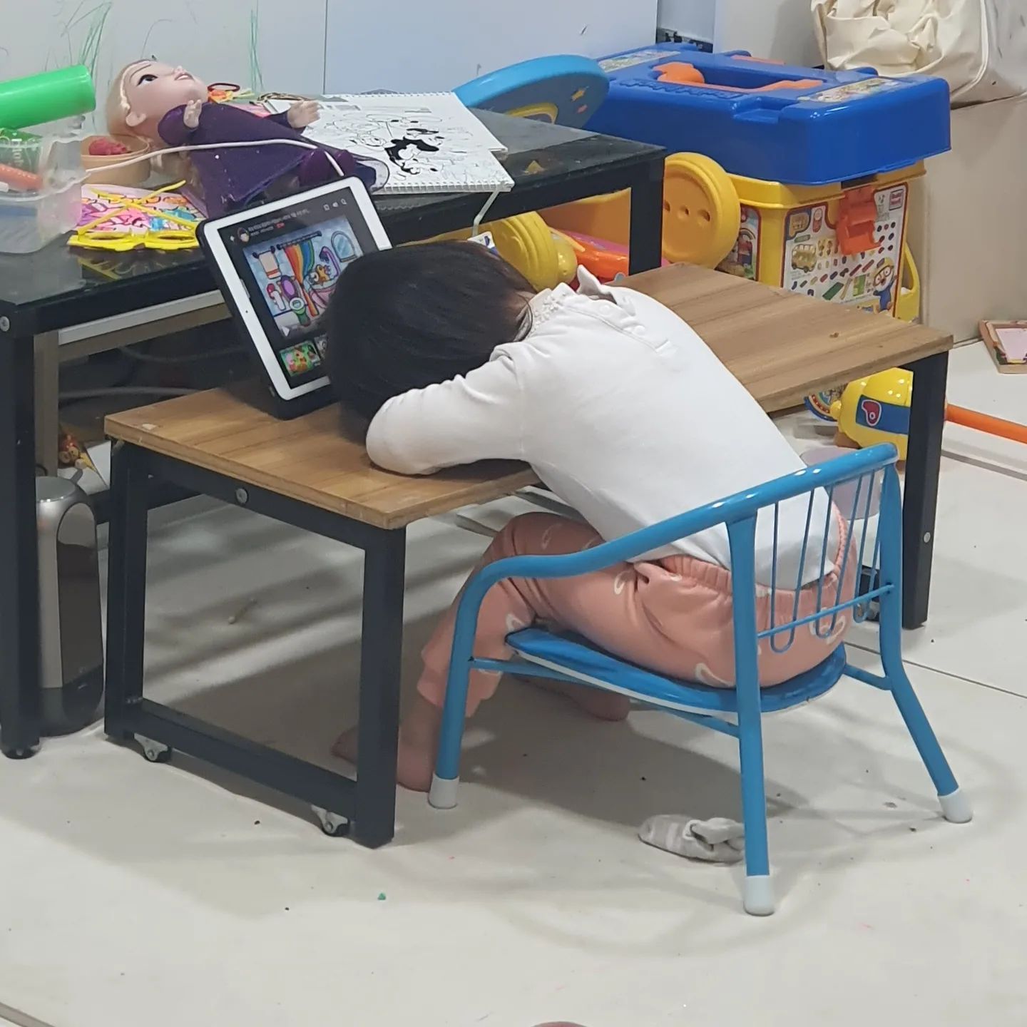 20221205
어린이집에서 낮잠을 안잤나..
집에 와서 좀 놀다가 잠들어서 졸려서 그런가보다
했는데 열이 39.8도까지 올랐다ㅠㅠ
급하게 야간병원 가서 검사하고 약 받아오는데
의사새끼가 애기 우는거 시끄럽다고 귀 양쪽에 휴지 꽂아놓고
코로나 검사한다고 면봉으로 얼마나 깊이 꽂았는지
애기 코에 피묻어나오고 하.. 시x.. 욕나와..
#수원맘 #육아맘 #육아스타그램 #39개월아기 #좋반 #선팔하면맞팔 #황금돼지띠 #황금돼지띠맘