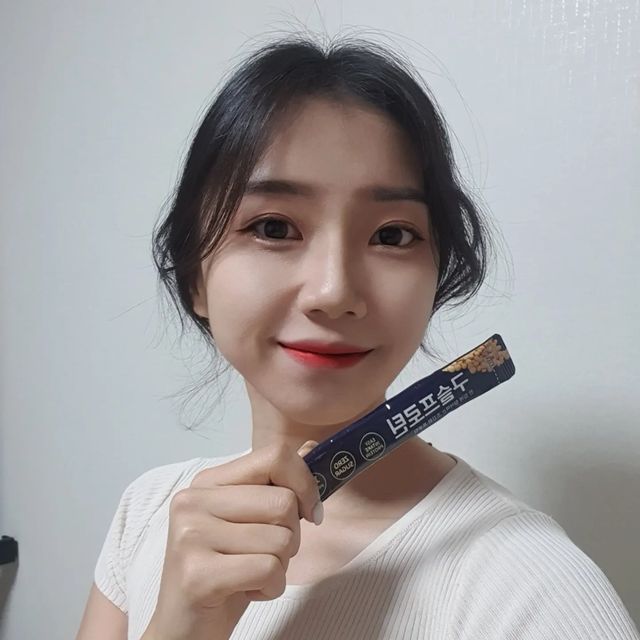 김혜린 on Instagram: "#광고 #협찬 세상에나.. 프로틴이 구슬이라니🙊 너무 신기하자나!! 저만 신기해요?? 하루에 2포만 털어먹으면 단백질 20g 섭취 완료! 심지어 쉐이커 설거지도 필요없다니..