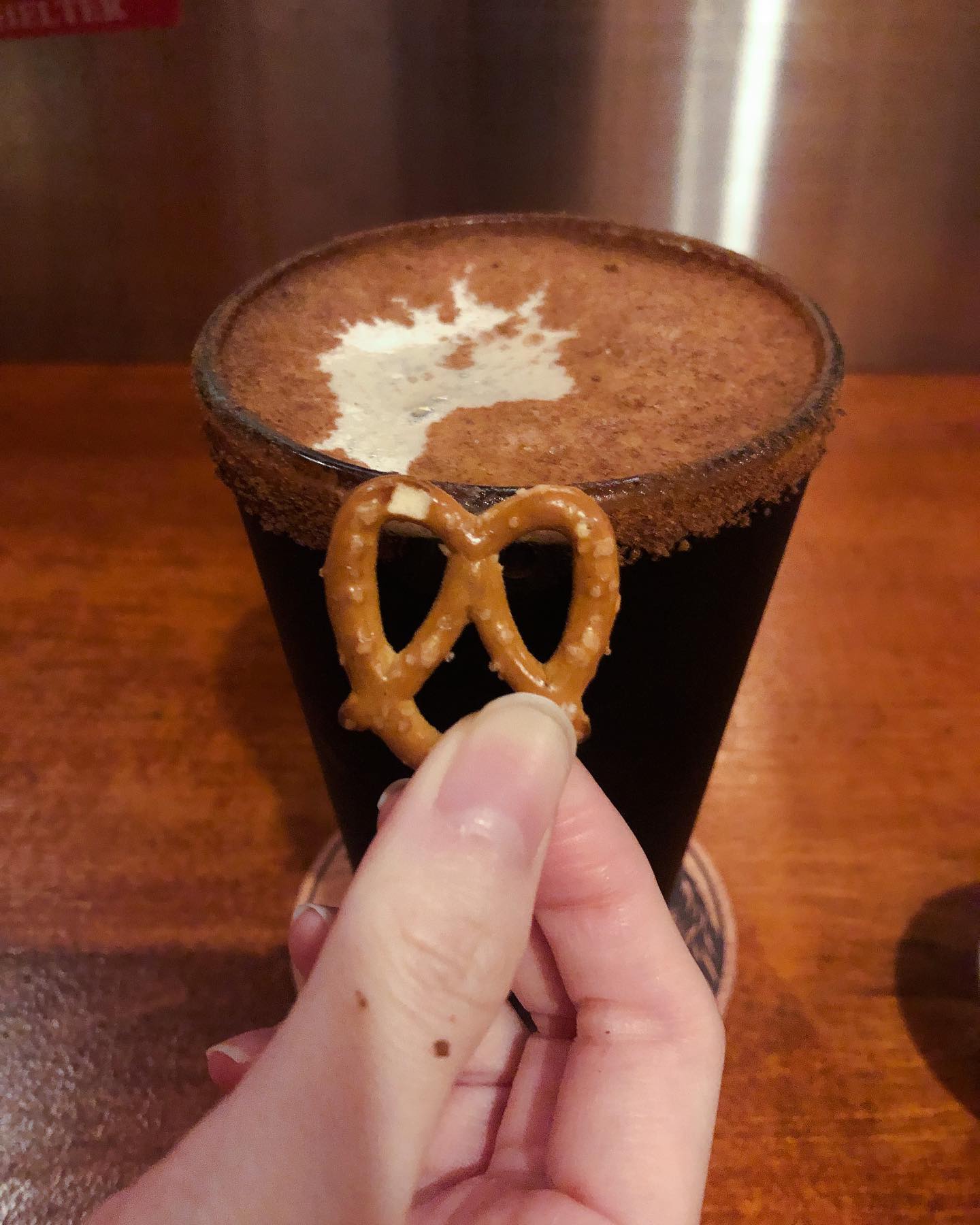 221207
요즘 시나몬 코젤 쫌 땡기네
最近好想喝肉桂黑啤酒🍺🥨🤎
·
여름이 좋은 3가지 이유-
솔직히 난 여름.. 완전 싫어하거든 🫠 그나마 이유가 될 만 한 게 여름에 햇빛이 짱짱해서 햇살 아래 나무들 더 초록초록해진 걸 보면 기분도 같이 좋아짐💚 이거말고는 난 여름 찌인짜 싫어해… ㅎ,,;

喜歡夏天的三個理由✍🏻
把題目換成討厭，大概可以馬上寫出五個吧😇
硬要說大概是看到在夏天耀眼的陽光下照射到草地、樹叢後，呈現綠意盎然的畫面時，會瞬間感到身心放鬆。除此之外，身為冬天人實在想不到任何喜歡夏天的理由。