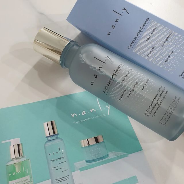 킹제히👑 on Instagram‎: "#광고 [nanly(난리)] 퍼펙셔닝 에센스 150ml ⠀ 오랜만에 화장품 리뷰네요! 그만큼 괜찮은 에센스 찾아왔어요٩(◕ᗜ◕)و nanly의 💧퍼펙셔닝 에센스💧입니다 ⠀ nanly(난