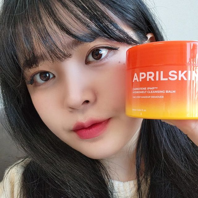 손수연 on Instagram: "#광고 @aprilskin_korea 🥕에이프릴스킨 캐로틴 클렌징밤🥕 진~한 메이크업 할 때 필수인 클렌징밤‼️ 제가 한번 써보았습니다 😎 캐로틴 클렌징밤을 열자마자 상큼한 향