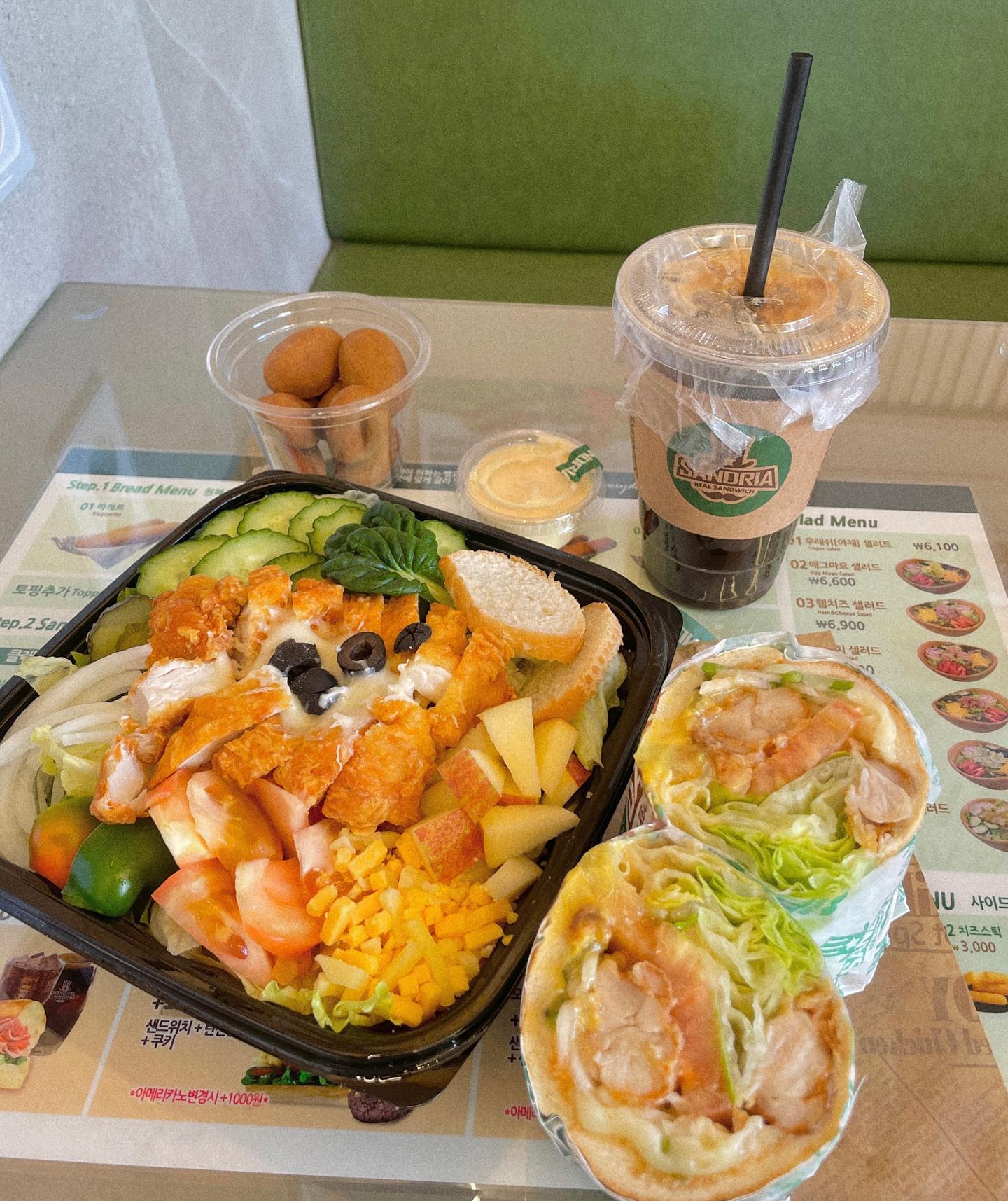#광고 #협찬 받고 신남 💚
원래도 너무 좋아하는 <샌드리아>
샌드리아 샌드위치&커피 풀네임 답게 다 맛있어욥,,,!
⠀
⠀
7가지 샐러드가 있는데 소스를 5종 중 선택 가능하고,
샌드위치도 내 입맛, 취향대로 고를수 있어요
5가지 빵 종류 중 하나를 고른 다음 원하는대로 주문!
⠀
⠀
소스 촉촉하고 포만감 가득한 샌드위치&샐러드
안 먹어본 사람 없기청점 갈때마다 넘나 친절하심 ,,,💛
⠀
⠀
⠀
#부산맛집 #샌드리아 #부산시청샌드위치 #부산시청맛집 #부산시청디저트맛집 #샌드리아부산시청점 #부산샌드위치 #부산샐러드 #instafood #food #foodstagram #selfie #salad #sandwich #coffee #cafe #instagram