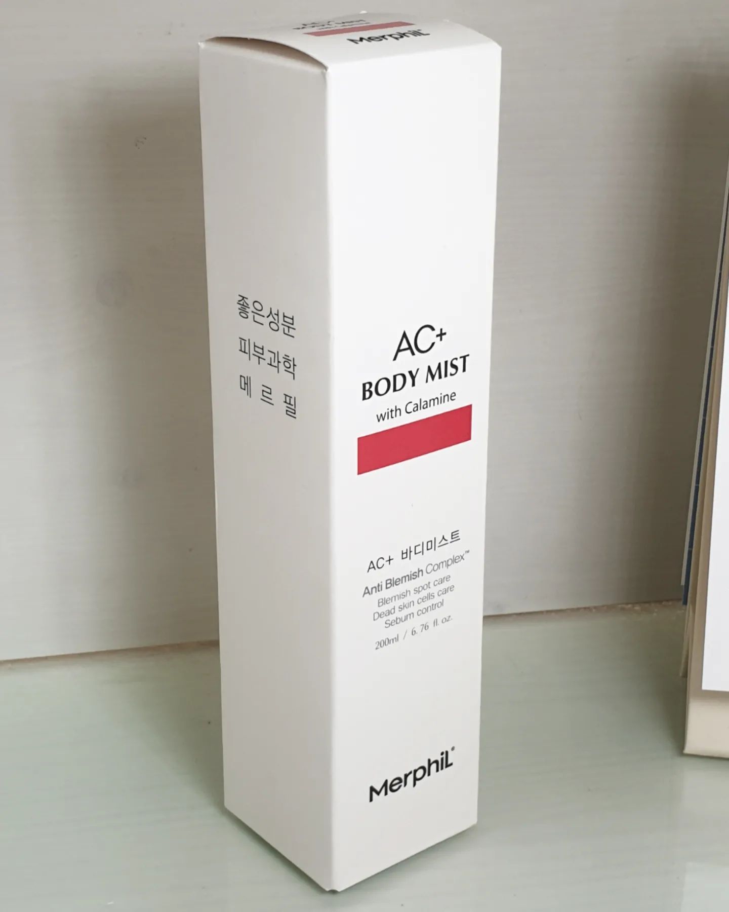 메르필 AC+ 바디미스트 리뷰입니다!

메르필 에이씨플러스 바디미스트는 착한성분 100% EWG 그린성분에 여드름 바디워시 1위인 메르필에서 출시한 제품입니다.

두꺼운 바디피부에 쉽게 흡수되는 첨단 저분자발효공법을 사용하여 유효성분의 입자를 미세하게 쪼개어 만들어졌고,  여드름균을 99% 제거하는 특허까지 받은 제품입니다!

칼라민이라는 성분이 바닥에 있어서 흔들어서 사용하면 되고, 프리미엄 안개분무 스프레이가 적용돼서 넓은 부위에 빠른 흡수가 가능합니다! 360도 펌프로 혼자서도 등에 뿌릴 수 있어서 좋은 것 같아요!

여름 올때까지 꾸준히 에이씨플러스 바디미스트로 관리해주면서 기다려보려고 합니다😆

#등드름바디미스트#바디미스트#바디트러블케어#메르필#에이씨플러스바디미스트