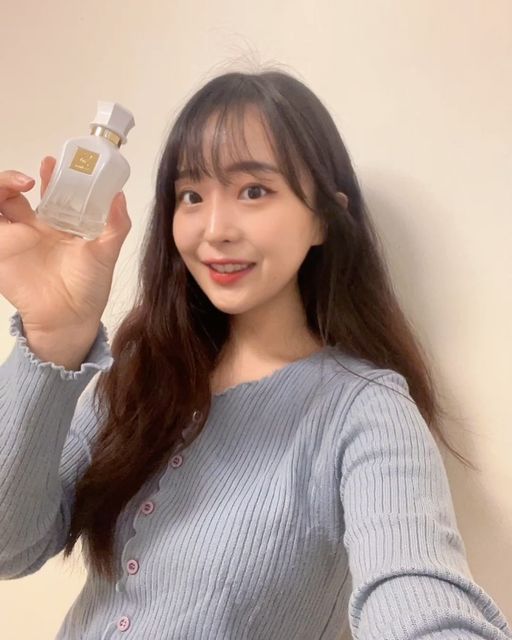 💖씅아💖효소구마 데일비 on Instagram: "@scelmar_official ✨오 드 퍼퓸 몽 리스✨ 퍼퓸과 함께 선물하기에 좋은 페이퍼백 + 포장 패키지 너무나 고급 🤭 ✔️셀마르 : 매력적인 천연 향료