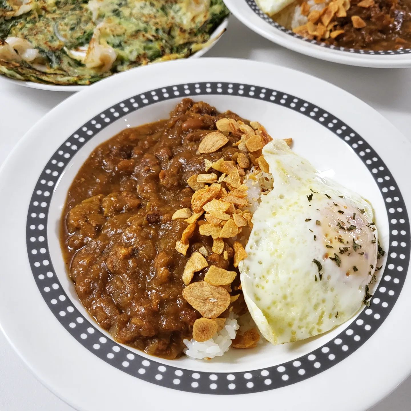 #협찬 #키마카레 차림꿀팁👇👇

바빠서 집밥이 그리운날!

카레는 원래 다음날이 더 맛있는거 다아시죠😉

사평카레는 30시간이상 푸욱끓인데다
재료도 친숙하고 향신료도 강하지않아요🤗

그래서 전자렌지에 돌려먹는 간단한 식품인데도
일본 카레전문점에서나 먹을법한 맛🥰

저는 반숙달걀후라이🍳를 곁들었는데요

따끈한 쌀밥에🍚 부드러운카레🍛
바삭한 마늘후레이크🧄
녹진한 노른자와의 조합🤩🤩

바빠서 식사준비할수없을때
캠핑놀러가서 등등
데우기만해도 장인의 맛이 나니까
쟁여두시기를 추천드려요👍

언제나 꿀팁💡이 가득한
냠냠데이즈의 미식생활😍

nnyam_dayz
nnyam_dayz
nnyam_dayz

❤️ 내용이 좋으면 좋아요
🧡 나중에 또보려면 저장
💛 같이 갈 친구는 태그
💚 계속 보려면 팔로우

#저수분카레 #프리미엄수제카레 #신혼밥상 #도시락반찬 #남편도시락 #직장인도시락 #간단요리 #간편요리 #아이반찬 #한그릇요리 #한그릇음식 #점심메뉴 #아침메뉴 #야식