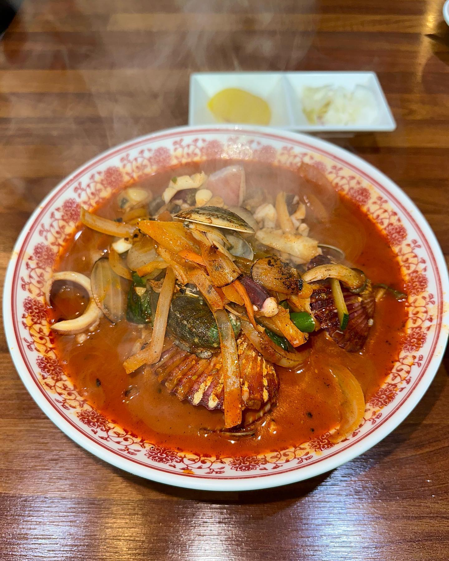 싱싱한 해산물이 듬뿍 들어간 해물짬뽕 찐맛집 #뽕차이 

일주일에 적어도 3번은 짬뽕을 드시는 아버지의 최애 짬뽕맛집 중 한곳 이에요! 개인적으로 짬뽕을 엄청 좋아하고 짜장보단 짬뽕파라 중국집에 가면 짬뽕으로 항상 시켜먹는데 이집 짬뽕 진국이에요 근데 짬뽕 뿐 아니라 짜장면과 탕수육도 진짜 맛있어요 맛을 챙기면서 양도 많고 가격도 착해서 정말 매력적인 중국집이에요! 

#해물짬뽕 은 전복, 가리비, 오징어, 조개류 그리고 버섯과 야채들이 신선한 상태로 크고 실하게 들어있어요! 건더기가 많이 있어서 완뽕할때까지 면과 함께 즐길 수 있어서 좋아요 불향이 잘 입혀진 칼칼하고 진한 얼큰한 국물이에요! 국물이 진국이라 진짜 드셔보셔야해요 해산물은 잡내 하나 없고 해감이 잘 되어있어서 식감이 알맞아 먹기 좋아요 면발이 탱글 쫄깃하고 국물이 잘 베여있어 맛있어요!

#유니간짜장 은 면과 소스가 따로 나와요 많이 달지 않고 고소하고 담백한 소스에요! 양파의 익힘이 너무 물렁하지도 아삭하지도 않고 딱 적당해요 게다가 양파가 잘게 잘려진 편이라 숟가락로 퍼먹기 좋고 간이 잘 베여요 퍽퍽하고 얇은 고기가 아니라 촉촉하고 맛있는 고기가 들어있어 양파의 식감과 함께 고기도 조화롭게 즐길 수 있어 좋아요 그리고 달걀후라이 대신 메추리알 2알이 들어있는데 별미에요 아맛나~ 

#미니탕수육 은 튀김은 굉장히 바삭하고 속에 있는 고기는 잡내 없고 식감이 있지만 부드럽고 두꺼워요 탕수육의 부피가 커서 튀김이 두꺼운가 하실 수 있겠지만 얇고 바삭하고 고기자체가 촉촉하고 커요! 소스를 찍어먹지 않았을때 먹어보면 튀김 혹은 고기에 살짝 후추 간이 되어있음이 느껴지는데 후추를 좋아해서 오히려 살짝 나는 그 향이 좋았어요 소스는 새콤보단 달콤하고 묽은 편이에요 

가게 앞에는 해물요리에 들어가는 해산물이 싱싱하게 수조에 살아있는것을 볼 수 있어요! 같거나 비슷한 가격에 홍합과 바지락 몇개만 넣은 삼선짬뽕도 많은데 싱싱한 해산물들이 양껏 불맛 입혀 조리되니 더욱 맛있게 먹었어요! 정말 괜찮은 중국집이니 근처에 가신다면 가보시길 추천할게요 

해물짬뽕 1.0 유니간짜장 0.7 미니탕수육 1.2 

📍 경기 구리시 건원대로 3 흥화브라운 102호 / 인창동 266-8