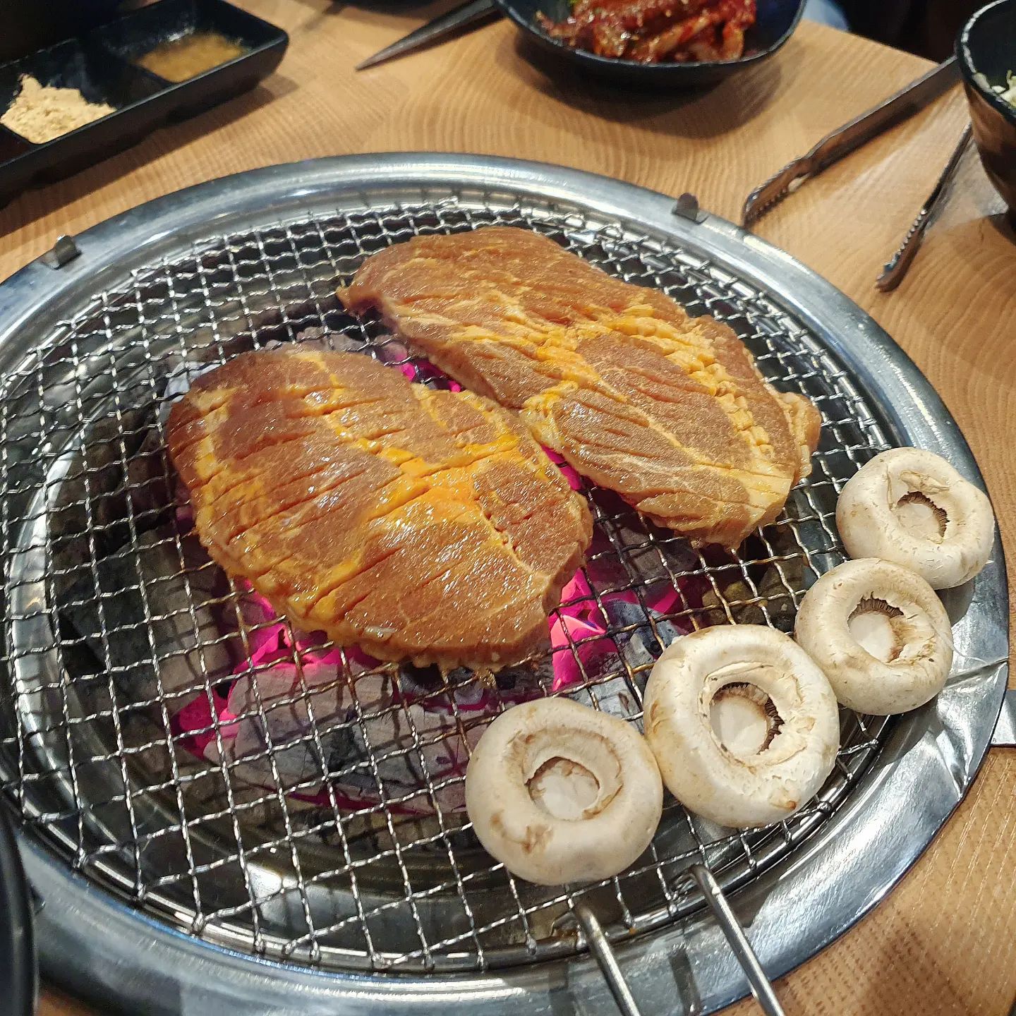 #마곡고깃집 #발산고기집 #발산역갈비 #발산갈비
#발산역맛집 #발산숯불구이 #발산맛집 #마곡맛집

#전설스테이크갈비 

양념이 아주 맛있게 배어있는 큼직한 72시간 숙성 목살과 푸짐한 반찬의 조화가 좋은곳!!

#스테이크갈비 15,900원 (250g)

큼직하고 야들한게 양념이 아주 잘되있어 노릇하게 구워내면 밥한공기 뚝딱 술한병 뚝딱이다:D

양념이 너무 자극적이지 않고 적당히 짭쪼름해 물리지 않고 계속 먹을수 있었고 큼직큼직해 굽기도 편해서 좋았다!

#후식냉면 5,000원

사진에는 없는지만 그냥 고기먹고 먹기 딱 좋은 냉면이다 갈비양념 고기를먹고 마무리 하기 좋은메뉴로 냉면만한게 있을까?ㅋㅋ특별하지 않지만 착한가격과 맛있는 조합으로 가산점 추가다!

💫이집 전엔 가격을 내린적도 있었는데 지금은 많이 올랐다ㅠ 물가가 잡히면 한번 내렸던 집이라 또 내릴수 있겠지만 갈비가 아니고 목살 이라는걸 생각하면 그렇게 괜찮은 가격은 아닌거 같다ㅇㅡㅇ

그럼에도 이집은 한번씩 찾게 되는건 넓은 실내와 푸짐하고 퀄리티 있는 반찬들 때문이다.

#코다리찜 (리필시 6,000원)
기본반찬이 코다리다? 크기도 큼직해 솔직히 고기먹는 입장에선 굳이 추가까지는 필요없다. 꾸들꾸들한 식감과 맛깔나는 양념이 기가막힌다👍

#양념게장 (리필시 8,000원)
양념게장 말뭐말뭐ㅋㅋㅋ리필하면 양 더 푸짐히해 제대로 나오는거 같지만 이역시 고기기와 곁들여 먹기에 기본으로도 충분히 즐길수 있었다🤤

그리고 이름은 모르겠으나 겨자소스에 목이버섯과 탱글한 면이 들어간 반찬도 너무 내스타일 이닼ㅋㅋ
이런 반찬은 술먹을때 너무 좋은거 같다👏👏👏

그 외에도 기본 쌈채소 나오고 양파절임도 개인이 덜어먹을수 있게 넉넉하게 나온다. 쌈무 백김치 콘마요 등 나머지 반찬은 다 리필이 되기에 기본으로 깔리는 반찬만으로도 충분히 한번 가볼 가치가 있는거 같다👌

후식으로 맛보기 껍데기도 주시는데 마무리까지 완벽하다고 생각이 든다😁

넓고 깔끔한 실내와 숯불고기 그리고 완벽한 반찬과 더불에 친절하신 직원분들과 사장님이 계시기에 방문해보시길 추천한다:)

#마곡역맛집 #선팔 #맞팔 #맛집 #맛집탕방 #좋반 #먹스타그램 #좋아요반사 #맛집소개 #찐맛집 #먹팔환영 #먹팔 #먹팔맞팔 #소통 #술스타그램 #홈쿡스타그램 #쿡스타그램