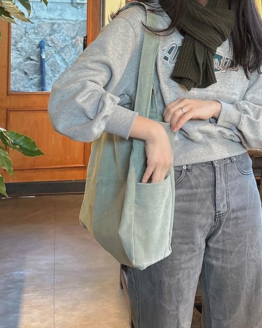 @yejuda_kiki on Instagram: "#협찬 CORDUROY MACARON ECO-BAG (MINT🧤) 실제로 사용해보니 무거운 노트북등등 넣어도 마감처리 탄탄해서 든든하고 지퍼,똑딱이 단추 자제가 좋은것도 인정😌 총 9컬러의 감