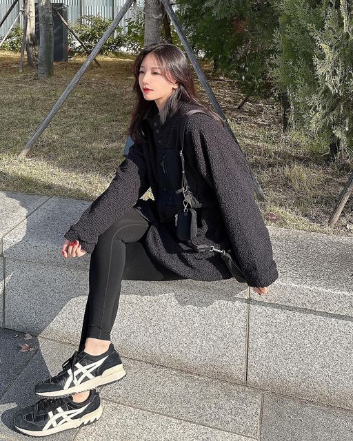 @yejuda_kiki on Instagram: "#협찬 @front2line_kr 눈부셔서 아련한 강아지 표정이 되었지만 요즘 날씨가 너무 좋아유ㅠ🥹 이거 레깅스 코디랑 너무 찰떡🖤 아이코닉 쉐르파 미들랭스 재킷[S] •3컬러