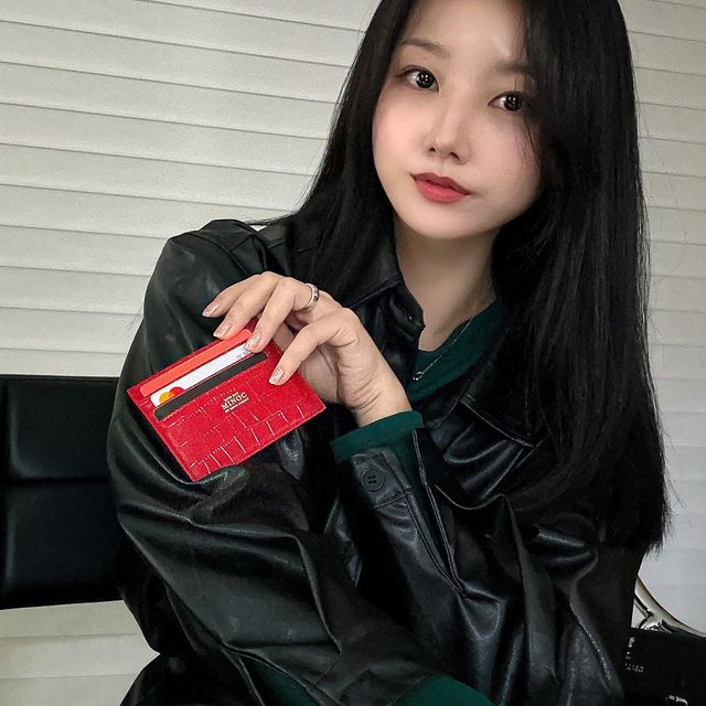 @yejuda_kiki on Instagram: "#제품제공 💌Minoc® KR 가운데 슬롯에 아무도 모르게 천원짜리 몇장 붕어빵 사먹기 위해 저장 완료♥️⁼³₌₃ •ROSA 악어가죽 카드지갑_RED (3color) 삼성페이를 한동안