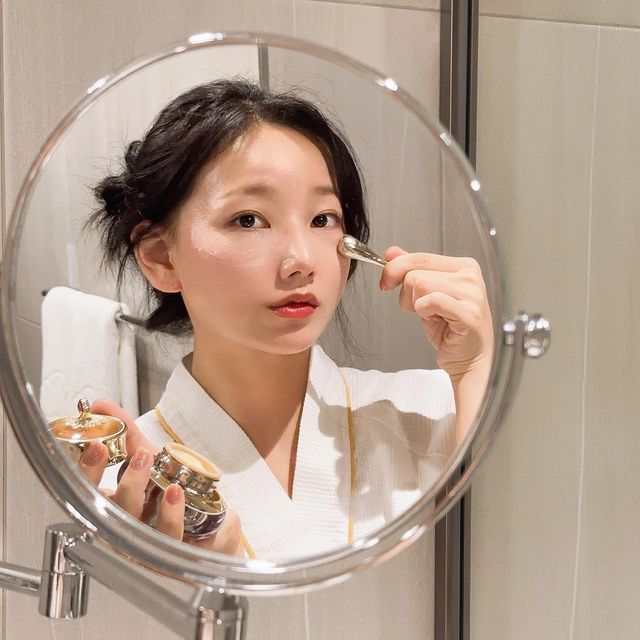 @yejuda_kiki on Instagram: "#협찬 👀✨ @thehistoryofwhoo_official 더 히스토리 오브 후만의 궁중 피부 비방으로 만들어진 천기 비단 성분으로 빛나는 탄력으로 눈부시게 어린 눈가 만들기 도전✊ 쫀쫀