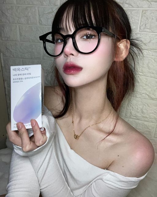 @yu_150cc on Instagram: "#광고 #백옥스틱 겨울쿨인 나의 피부 광채 비결 닥터블릿 백옥스틱🤍 가루형으로 되어있고 상큼한 레몬맛이라 거리낌없이 매일 챙겨먹을 수 있어서 좋은 이녀석…❤️