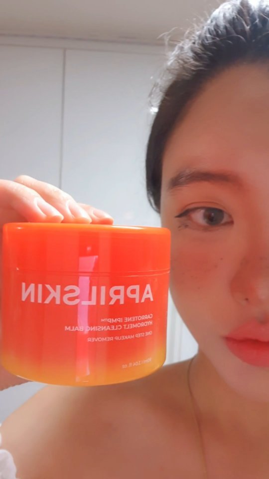 #광고

자극없이 순하게 짙은 메이크업, 노폐물과 피지까지 쏙!
아직까지 아이리무버 따로 쓰시나요? 눈시림이 전혀 없어 요 아이 하나로 워터프루프까지 부드럽게 녹여줘요 😶‍🌫️
잔여감 없이 산뜻 촉촉 캐로틴 클렌징 밤🥕🥕🥕
원스텝 클렌저로 기분 좋은 하루 마무리 하세요🧡

@aprilskin_korea#에이프릴스킨#aprilskin#당근클렌징밤#블랙헤드#클렌징밤#모공관리#클렌징#클렌징루틴#클렌징추천#스킨케어#스킨케어추천#블랙헤드제거#피지제거#모공케어