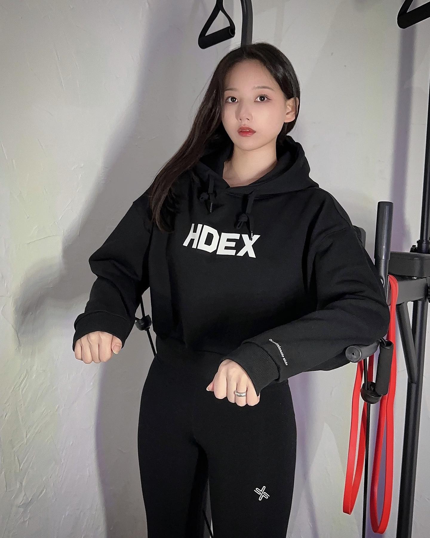 #협찬 김종국,김계란님이 엠버서더로 활동하고 있는 HDEX💪🏻

•Woman's main logo crop hoodie(Black-M)

운동하는 분들은 다 안다는 짐웨어브랜드✨ hdex_people_official 요기 hdex 실착 피드들도 있구 완전 운동욕구 자극 제대로에요👀

제가 입은 후디는 요즘 트렌드에 맞는 심플하면서도 섬세한 디테일 포인트도 잡고 🔥왠만한 강력한 운동에도 기능성 원단,마감처리가 굉장히 잘 되어 있어서 끄떡 없이 편하게 입을 수 있을 것 같았어요

🏠홈페이지에서 보았는데, 세가지의 [메인로고, 클래식로고, 시그니처로고]로 아이템에 적절하게 맞는 이미지의 무드도 또한번 챙긴점이 정말 개개인의 취향들을 신경쓰고 만들었구나! 를 느꼈어요😌🫧

곧 다가오는 2023년 만인의 목표 탄탄한 바디 만들고 건강해지기! hdex__official 와 함께해요!👈

#에이치덱스 #hdex #hdx #오운완❤️‍🔥 #헬스 #헬스복추천 #크롭후드 #짐웨어 #김종국 #김계란 #엠버서더 #홈짐
