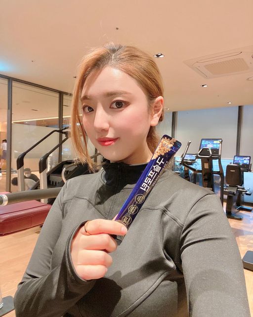 일상크리에이터 밍이 & KDBA이사 on Instagram: "#광고 저 밍헬린-! 요즘 열심히 운동하는 거 아시됴🖤 ⠀ 운동하고 프로틴 섭취해야하는 건 다들 알고 계실라 생각해요~~ ⠀ 우리가 아는 가루형
