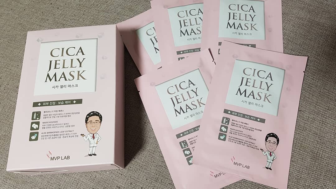 써니♡ on Instagram: “#젤리마스크  주말동안 뙤약볕에서 열심히 놀아줬으니 지친 피부 보습해주기 위해 #시카 #젤리마스크 붙여주기.^^ . 주성분인 마데카소사이드와 병풍추출물이 손상된 피부를 케어해주고 재생해주며 피부 진정을 도와준다. . 게다가 알로에 성분으로 촉촉한…”