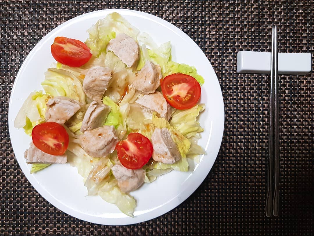 김혜진 on Instagram: “#다이어트그램 우와! 너무 맛있는 #닭가슴살볼 발견!😍 운동 후 챙겨먹기 너무 좋은 디자인이예요 . . #다노샵미니볼#닭가슴살 이라 데워서 샐러드에 올려주기만 하면 끝! 동생은 #다이어트도시락 으로 먹고 난 운동 후 #식단관리 로 챙겨먹기~ .…”