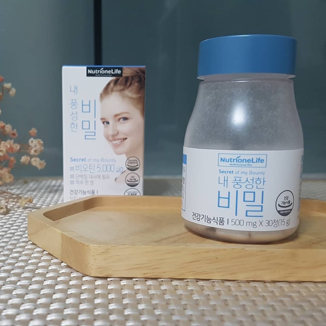 써니♡ on Instagram: “#내풍성한비밀  머리만 감으면 한웅쿰씩 빠지는 머리카락.ㅜ . 그래서 요즘 뉴트리원 내풍성한비밀을  하루에 한알씩 먹고 있다는...^^ . 단백질 대사에 필요한 비오틴 성분이 들어 있어  신체 밸런스 유지에 도움을 주며,  백발 및 탈모를 예방하고…”