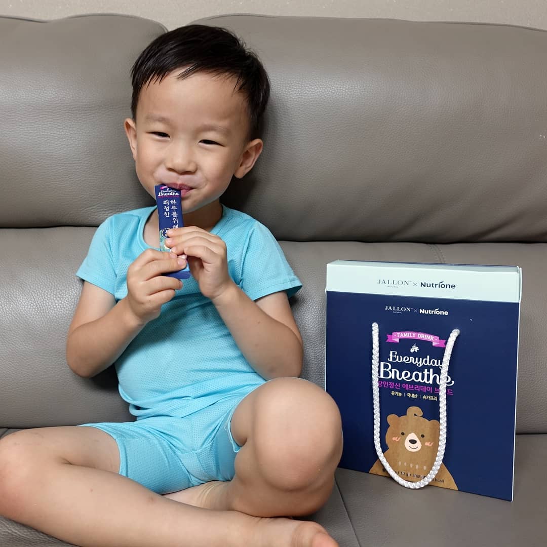 사랑둥이 on Instagram: “#건강 . 환절기라 마른기침 달고사는 어린이들. 약 먹일 정도는 아닌데 그냥 두자니 걱정.. . 이럴때 먹이는건, 호흡기 건강에 좋은 #장인정신에브리데이 브리드! . 슈가프리, 감미료 무첨가! 유기농 원료만 첨가한 #건강식품. . 스틱포 형태라…”