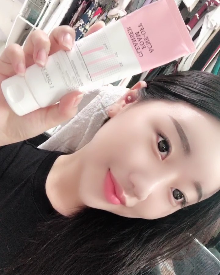 나 라 on Instagram: “여드름 피부용 폼클렌징이 나와서 한번써봄 😊 살리실산과 칼라민이 함유되어 있어 쫀쫀하고 풍성한 거품으로 자극도 없당 ㅎㅎ(폼클렌징 거의 다쓰고 찍어서 쭈굴쭈굴 ..ㅎㅎ)”
