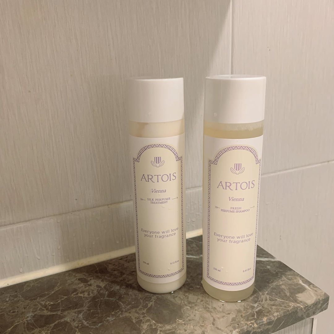 𝒀𝒐𝒐𝒏 𝒋𝒊 on Instagram: “헤헤 이걸로 머리 감은날은 다들 향기좋다고 샴푸 뭐쓰냐고 물어봄☺️
탈색하고 두피고 머릿결이고 다 상했는데 약산성이라 순하고 머릿결도 찰랑찰랑💕”