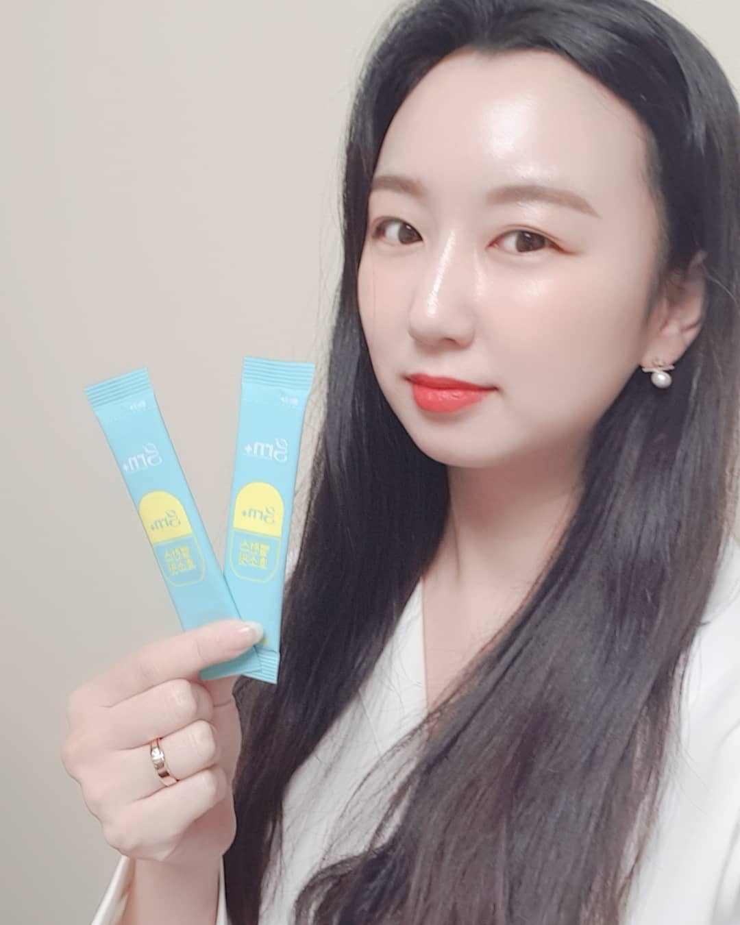 미인커플 on Instagram: “상큼상큼 레몬맛으로 맛있게 섭취 가능! 휴대가 편리한 포 형태로 가방에 넣고 다니며 약속 때도 챙겨먹을 수 있어서 좋다. 근데 진짜 효과 대박!  #grn #지알엔 #grn밸런스효소핏 #grn밸런스효소 #grn효소 #밸런스효소핏 #밸런스효소…”
