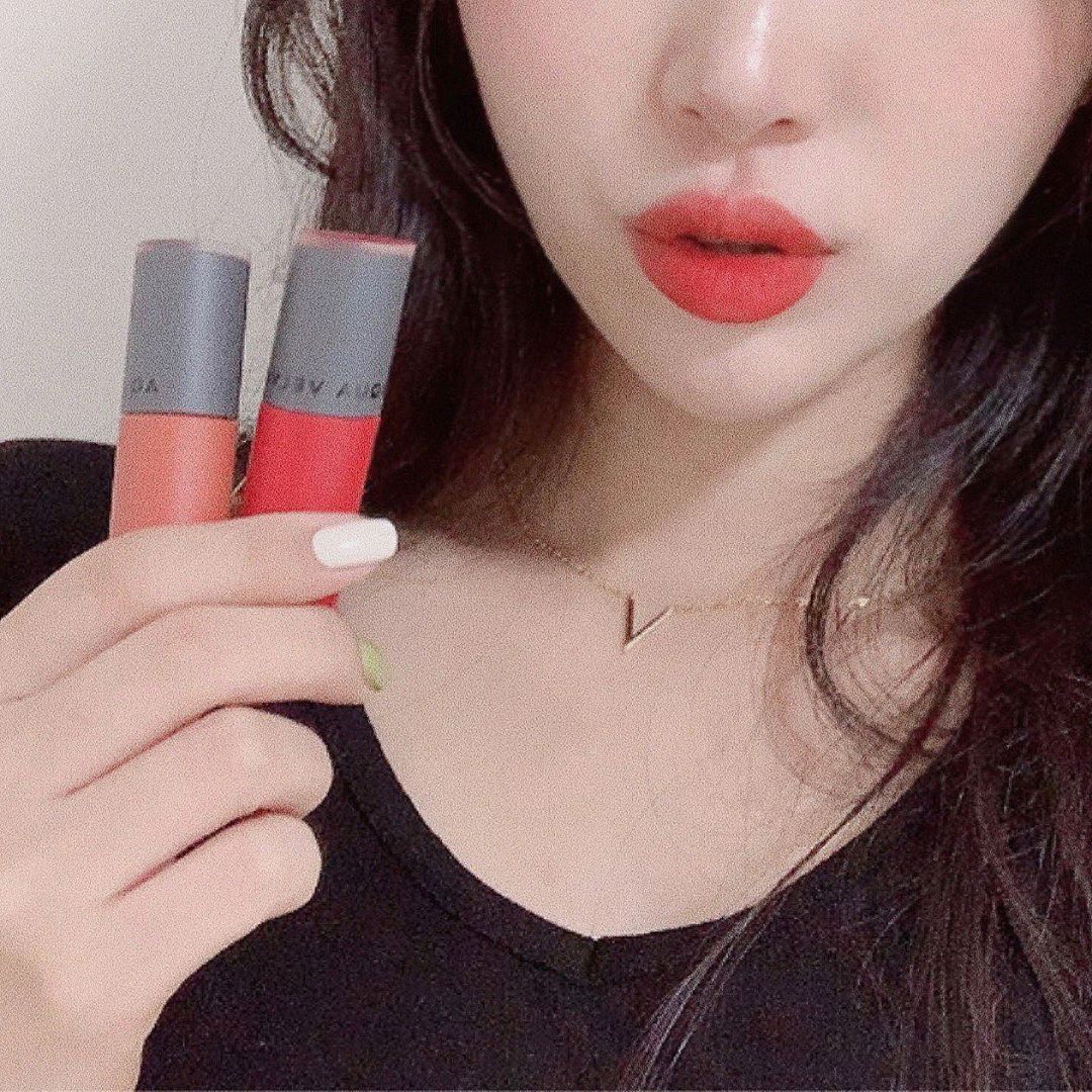 @bellebling_ on Instagram: “⠀ ⠀ 시중에 있는 벨벳 틴트는 주름 부각도 심하고 건조함도 심해서 몇번 쓰고 잘 안 쓰게 됐었는데 촉촉하고 보송하게 밀착되면서 자연스럽운 블러 처리로 예쁜 #아쿠아벨벳틴트 ⠀ 제품 이름처럼 벨벳인데 수분감이 느껴져서 그런지 바르면 쿨링감도…”