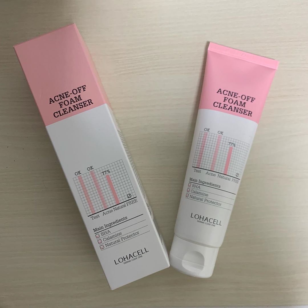 수정인스타 on Instagram: “로하셀 아크네 오프 폼 클렌저를 쓰니 피부에 자극이 작고 풍성한하고 쫀쫀한 거품으로 세안하니 모공속이 깨끗해지는 기분이당글고 디자인이 너무 이쁘다 핑쿠핑쿠❤️ #로하셀 #lohacell #로하셀아크네오프폼클렌저 #아크네오프폼클렌저 #로하셀폼클렌징…”