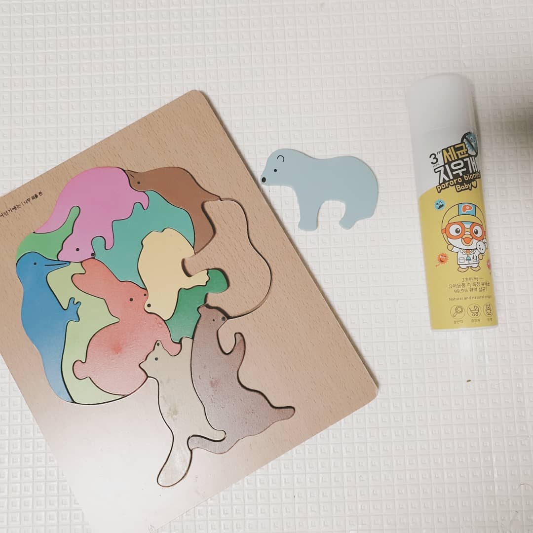 우발 on Instagram: “사실 집에 원목제품을 좋아해서 원목장난감이꽤있는데 나무라 열탕하기에도 애매 뽀로로세균지우개는 뿌리면3초만에 99.9  세균사라져서 매우흡족 요새원목퍼즐빠져있는데 아침마다뿌려줌 오늘키카가서도 휴대용으로 재준친구들도 안심되게 뿌림 천연소독제라 안심😍😍…”
