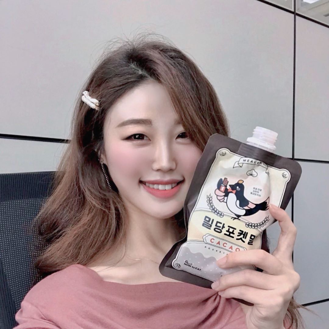 @kkotnimee on Instagram: “위가 안 좋은 편이라 아침 꼭 챙겨야해서 아침마다 마랑 꿀 넣구 갈아먹는데 귀차니즘과 지각으로 패쓰할 때가 많아요😭😭 그래서 대체식품 찾다가 요새 #밀당포켓밀 먹는데 요고요고 진짜 간편해용‼️ 우유없이 찬물에도 잘 녹는데 저는 우유🥛 처돌이라 우유에…”