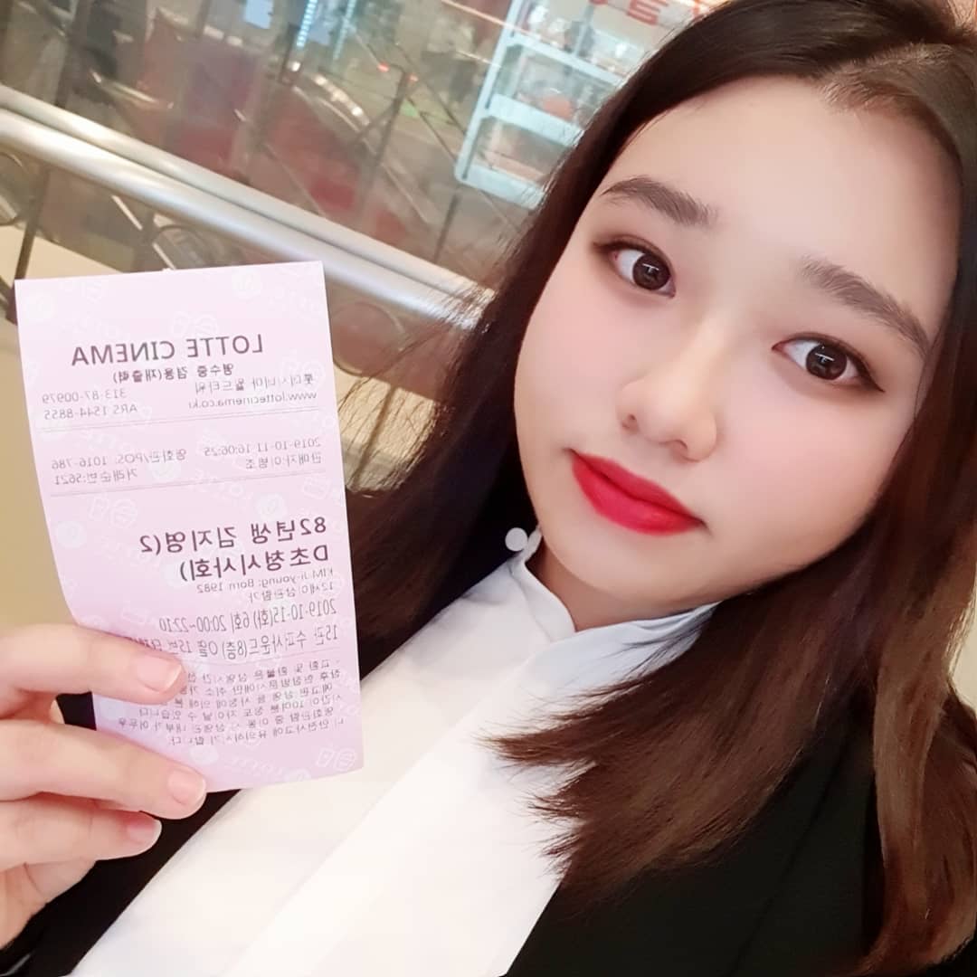 이수진 on Instagram: “82년생 김지영 시사회 가서 10월 23일 개봉하는 영화를 미리 보았다 🙃 역시 믿고 보는 배우 역할에 찰떡인 정유미 & 공유 영화 보고 나서 힘내라고 준 박카스 젤리 센스 ❤ ⠀ 비록 책은 보지 않아서 원작이 어떤 이야기인지는 모르지만 현실적인…”