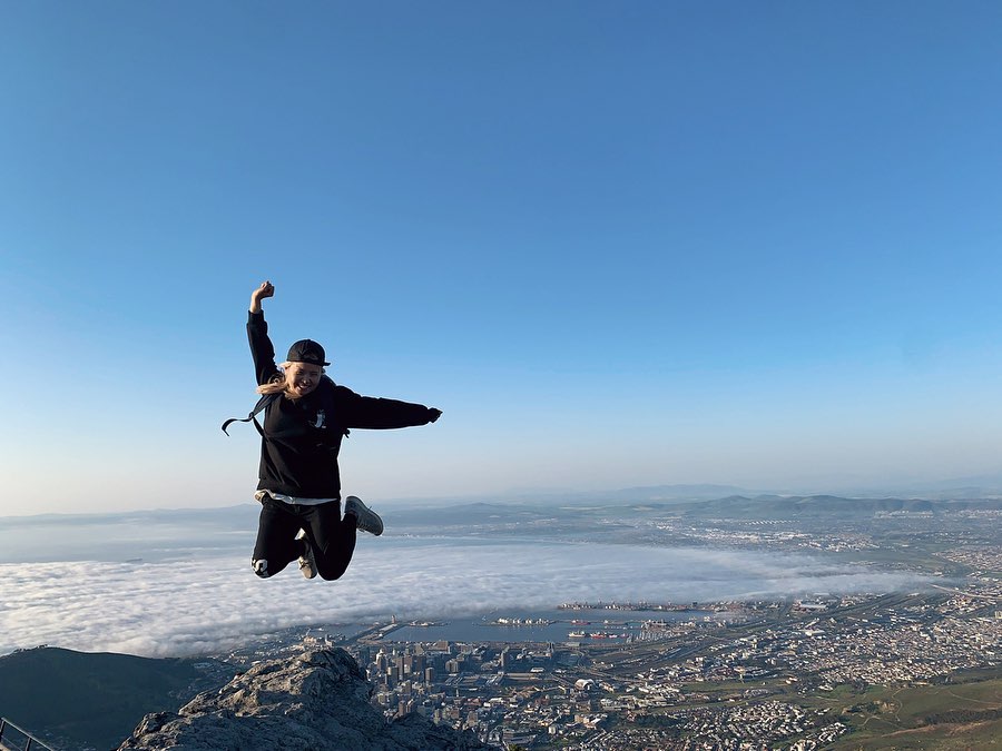 [D+61] #남아공 #tablemountain #0824
.
.
케이블카에서는 볼 수 없는 #mountainview ⛰
#southafrica #capetown #케이프타운 #풍경
.
.
10분이면 올라가고 내려갈 수 있는 높이인데 
우리는 4시간이 넘게 등산,
아니 완전 등반해서 정상 도착🧗🏼‍♀️
.
.
그때는 정말 물도 없고, 중도포기하고 싶을 만큼 너무 힘들게 올라갔지만 진짜 잊을 수 없는 추억과 풍경들💚💙