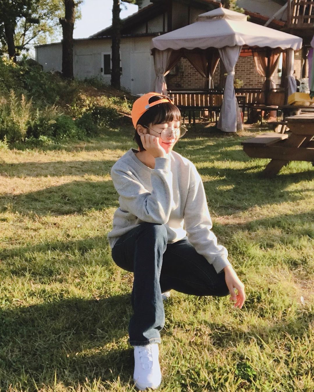 봄봄 🌸 on Instagram: “날씨 참 좋다 😌💕💕 ✨ ෆ♡ 오래신어도 편안한 신발 꿀팁 💓 ✨ 250g 초경량이라 진짜 날아갈듯 가벼워요 (´ ▽｀).。ｏ♡ 신자마자 깜짝 놀랐어요 ✨ 진짜 오래 신어도 발이 안아파서 정말 신기한 신발이에요! 덕분에 이사할때 덜 힘들었답니다 👍…”