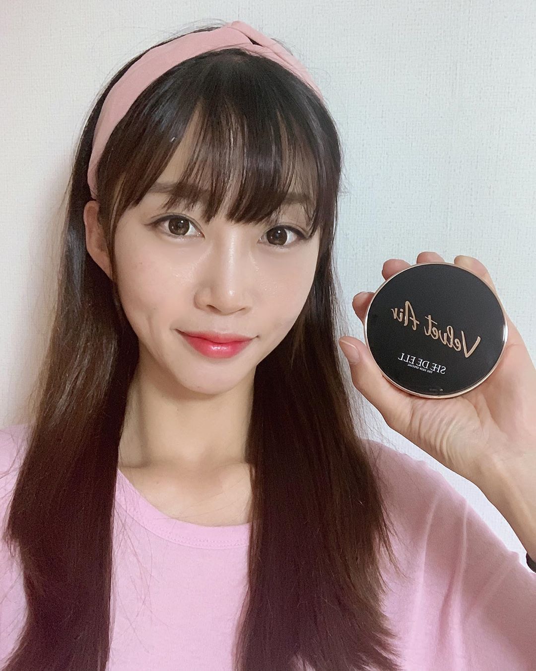 쩡돌이 운동하는여자 🌸 JJUNGDORI 🌸 on Instagram: “⠀ ⠀ 태닝한 구리빛 피부는 이제 바이바이 👋 가을겨울 맞이로 쉬드엘 벨벳 에어 쿠션으로 사용중 오랜만에 쿠션써서 너무 편하고 일단 케이스가 너무고급지고 예쁘당❤️ 기미잡티가 많은데도 소량으로 커버력도 좋고 얼굴에 광도 반짝반짝✨✨ 컴퓨터랑 형광등과…”