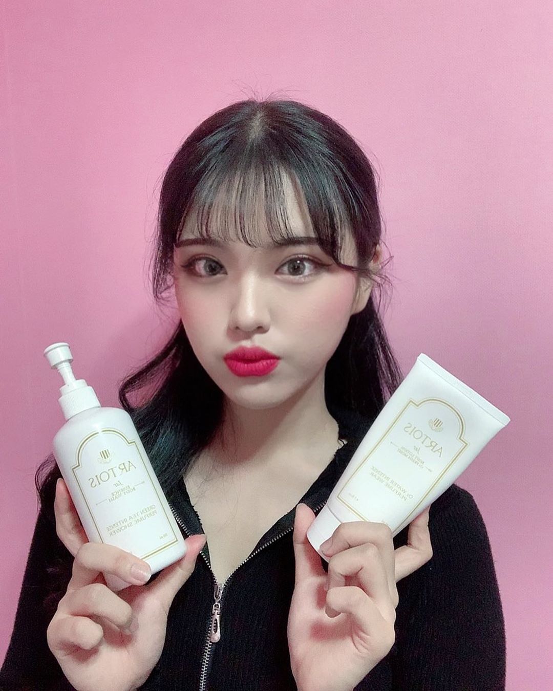 해나 on Instagram: “🌷스크롤 넘겨서 마지막 까지 봐주기🌷 #바디워시추천 #바디로션추천  어린 아이도 쓸 수 있을 정도로 순하고 향기도 좋고 무진장 촉촉이 샤워제품 추천해요 💐 향은 사랑스러운 꽃 향기이고  웨딩 드레스를 입고 부케를 든 우아한 신부가 떠오르는 향 이에요…”