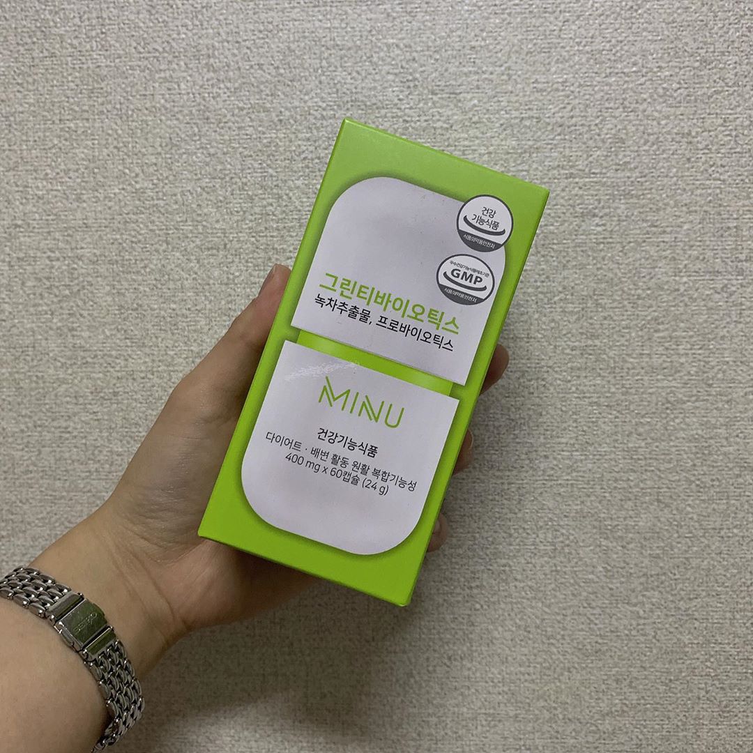 공시리 on Instagram: “미누그린티바이오틱스🌱🌱 미누 그린티바이오틱스는 건강한 장 환경과 원활한 배변활동에 도움을 줄 수 있는 다양한 유산균과 체지방 감소에 도움을 줄 수 있는 녹차추출물 카테킨이 함유되어 있음.  착색료, 합성향료, 감미료 같은 몸에 해로운 성분은 들어있지…”