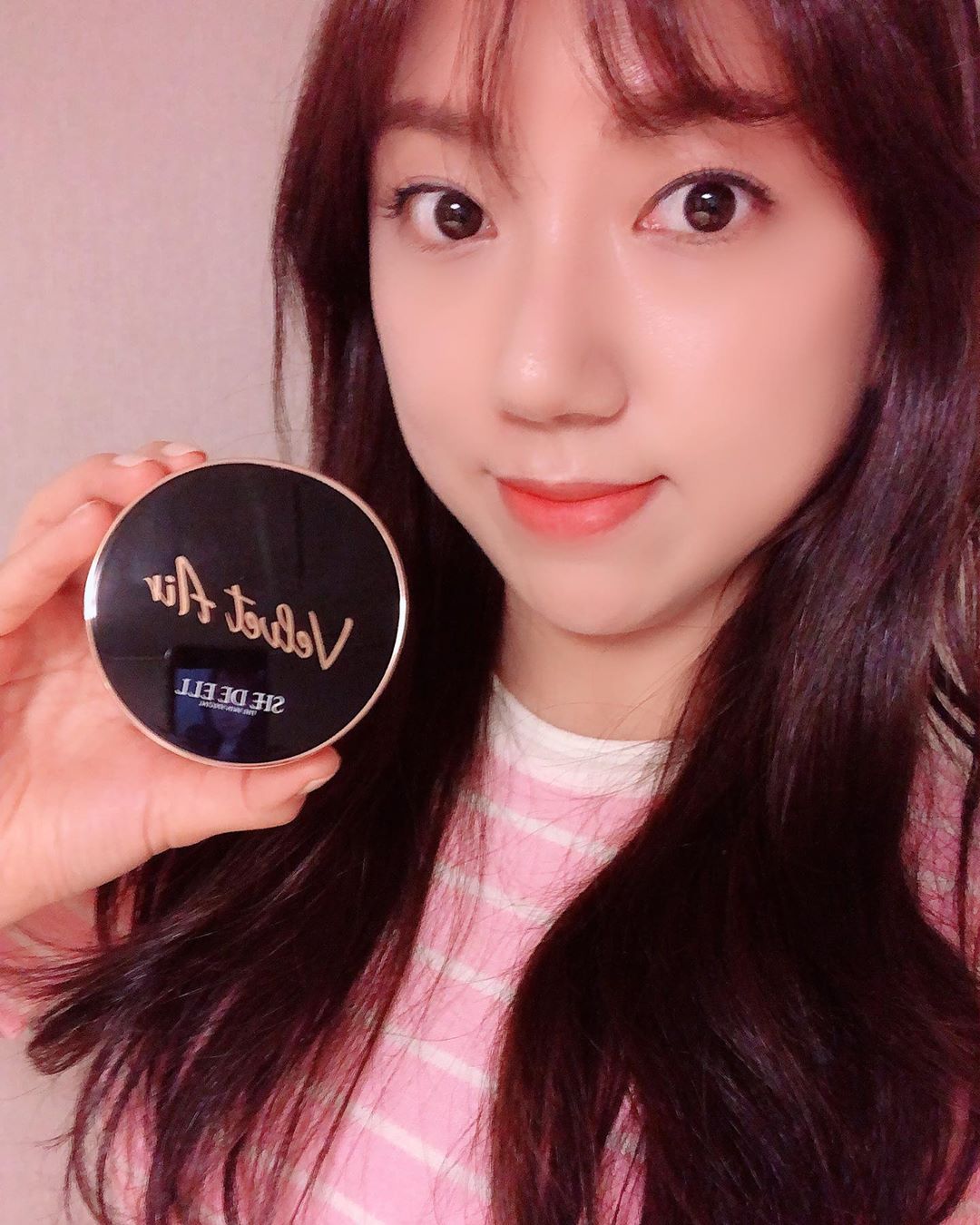 유니맘 on Instagram: “👉🏻 가볍게 밀착 커버되는 쿠션발견!! 👉🏻 얇고 지속력이 좋아 #인생쿠션 등극 😃 👉🏻 #루테인 이 들어가 있어 피부를 보호해준다함 -  아침에 메이크업 하고 나가서 저녁 다 되 들어왔는데 수정 화장 1도 안한거 실화임? 🤭 화사하게 피부 표현되서…”