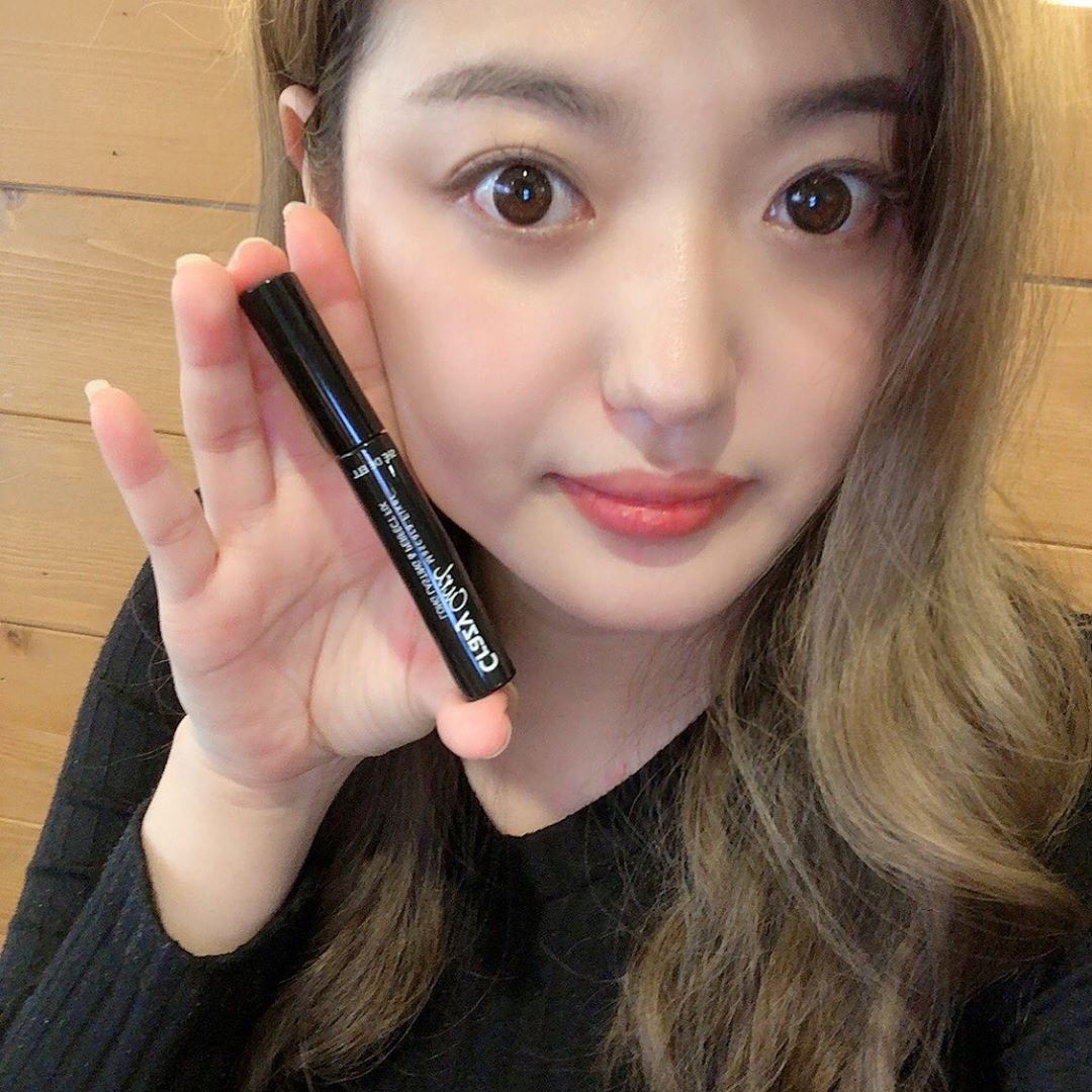 이슈이 on Instagram: “마스카라전 한올한올 👀👀 유지력과 지속력을 높여주는 마크라카픽서 💁‍♀️💁‍♀️ . . . . . 사용방법 🔜속눈썹뷰러후 마스카라 바르기전 꼼꼼히 발라준후 마스카라를 발라주면 좀더 유지력이 높아져요🙆🏻‍♀️🙆🏻‍♀️ . . .  생각보다 크기가…”