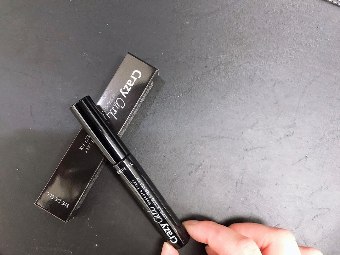 째째째 on Instagram: “크레이지 컬 마스카라 픽서!! 흐트러짐 없는 속눈썹으로 표현하는  완벽한 메이크업 자신감~ 유 수분에도 흐트러짐 없는 완벽한 고정력으로 하루 종일 미친 CC 컬 유지!! 대박 상품입니다 ♡ ♡ 마스카라 픽서를 여러 제품 사용하면서  오히려 더 뭉쳐…”