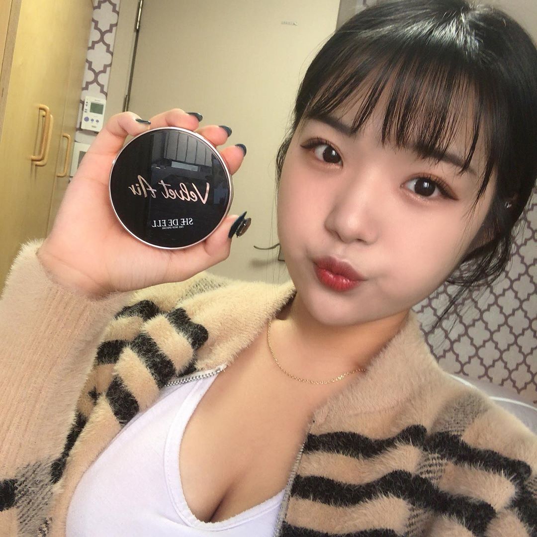 이가영 on Instagram: “쉬드엘 벨벳 에어 에이블 쿠션❤️ - - 쉬드엘 벨벨 에어 에이블 쿠션은 얇게 밀착 커버가 가능하며, 메이크업 지속력이 오래가는 제품입니다. 블루라이트 차단인 루테인이 들어가 있어 피부를 보호하며 메이크업이 가능한 제품이에용 - - 직접 사용해보니…”