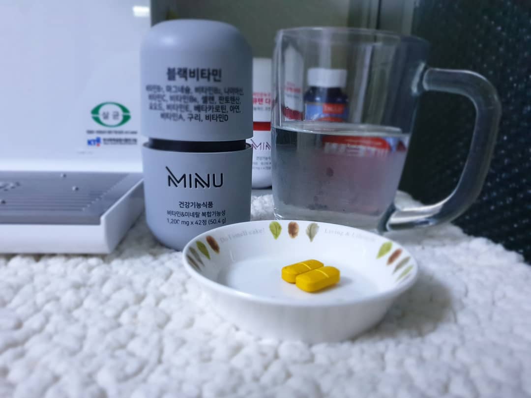 김은소닝 on Instagram: “애정하는 미누..❤ 남성용 멀티비타민이 나와서 겟❤ 애아빠 선물로 픽  꼬꼭 챙겨먹고 힘내서 돈 많이 벌어와😊 15종의 비타민과 그외 몸에좋은것들이 함유되어  다양한 연령대섭취가능 아빠 선물로도 좋을듯 ^^ 면역력을 부탁해 미누블랙❤ . . . .…”