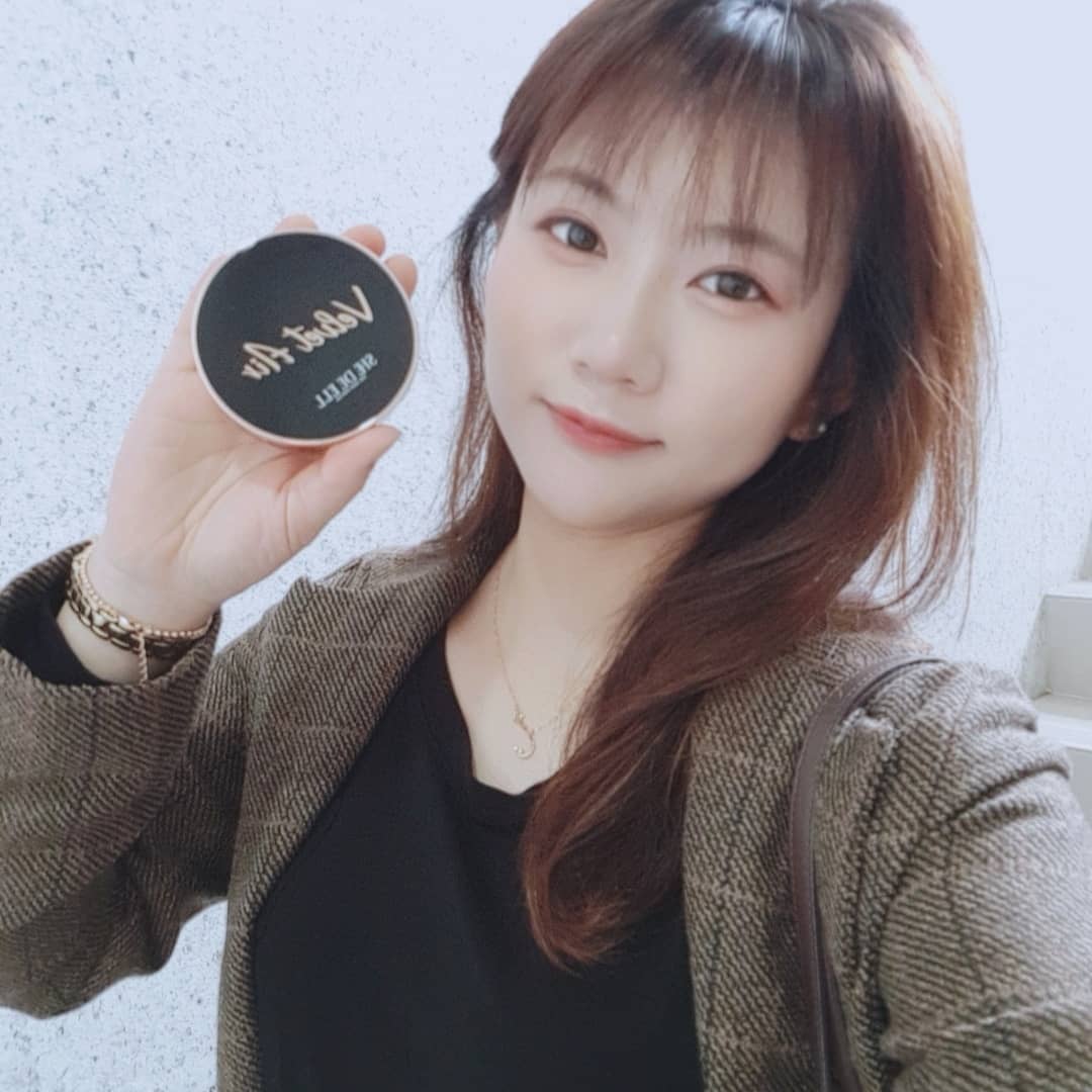 남지혜😁 on Instagram: “공기처럼 얇고 가볍게 고밀착커버가 가능한 쉬드엘 벨벨 에어 에이블 쿠션이 왔어용 아침에 화장하고 나와 해질녘이 되어서도 짱짱한 유지력에 반하고♻️ 핸드폰 티비 모니터 LED 조명에서 나오는 블루라이트가 차단되는 루테인을 함유하고 있어 피부 보호에도…”