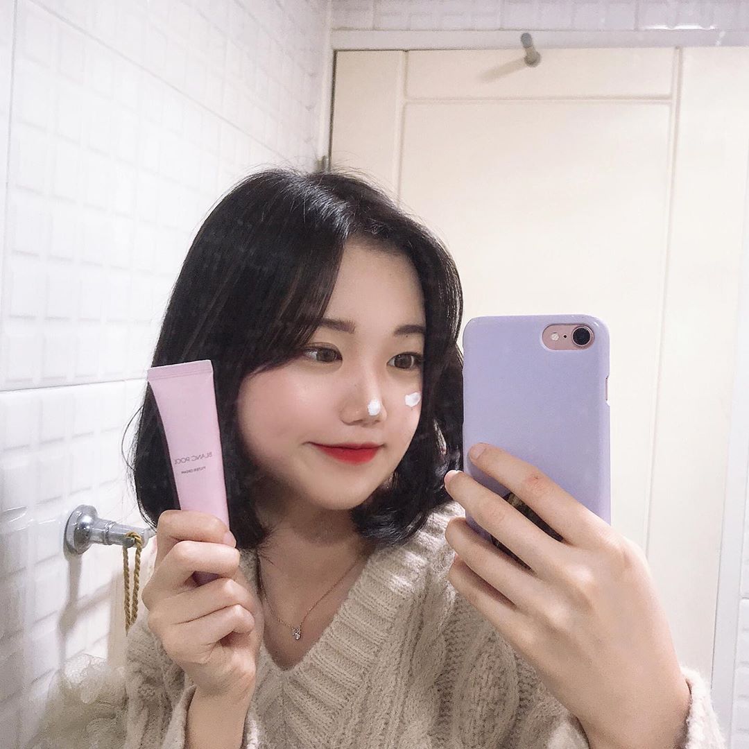 안나 on Instagram: “이게바로 그 유명한!! 블랑풀 💛필터크림💛 피부진정&보습케어 효과까지 있어서 완전 짱 촉촉해욤ㅠ  지금까지 써본 톤업크림중에 가장 지속력이 좋고  끈적임이나 뜨거나 갈라짐도 없고 보습력이 최고에용👍🏻 무엇보다 너무 자연스러운,,💗 #블랑풀 #필터크림…”