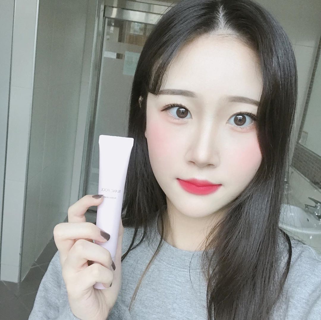 김도연 on Instagram: “@blancpool_official 
완전 자연스러운 톤업크림을 찾았다🥰
기존의 톤업크림들은 너무 부자연스러웠는데 가볍게 바르고 다닐수있는 #톤업크림🖤 
#블랑풀 #필터크림 #블랑풀톤업 #블랑풀필터크림 #톤업크림 #톤업크림추천 #협찬 #ad”