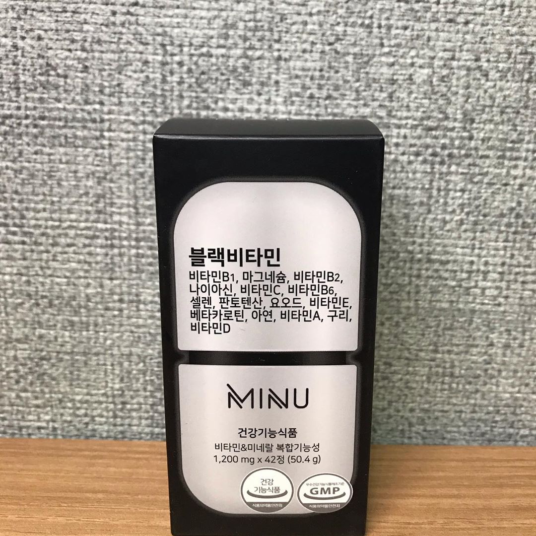 또렌지의 리뷰스타그램✍️ on Instagram: “🍊#미누 #블랙비타민 ⠀ 남성들을 위한 멀티비타민 제품으로 잠을 자도 자도 피로함을 호소하는 현대인들을 위한 피로개선에 좋은 비타민B을 포함한 15종의 비타민과 미네랄, 그리고 16종의 부원료가 함유되어 있어요❤️ 성장기 청소년부터 60대…”