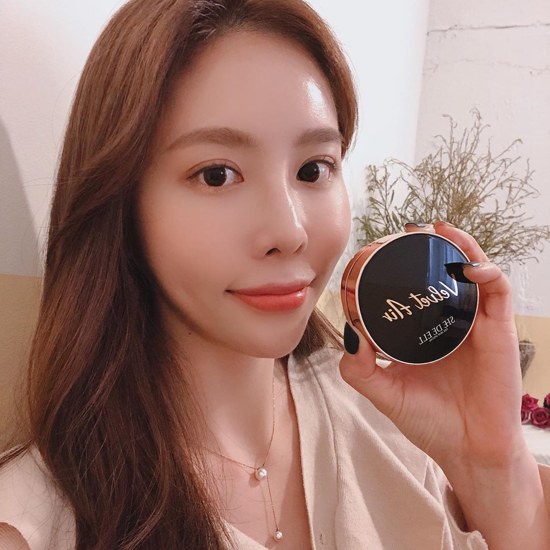 𝕫𝕚𝕙𝕖𝕪 on Instagram: “한번 콕찍어 톡톡발라주었는데도 얼굴 전체가 얇게 착 밀착 커버되는 ‘쉬드엘 벨벨 에어 에이블 쿠션’ . 낮부터 밤까지 지속력과 윤기가 👍🏻✨ . 블루라이트 차단인 루테인이 들어가 있어  pc나 폰으로부터도 피부를 보호해주는  똑똑한 블랙쿠션 😉🧡🖤…”