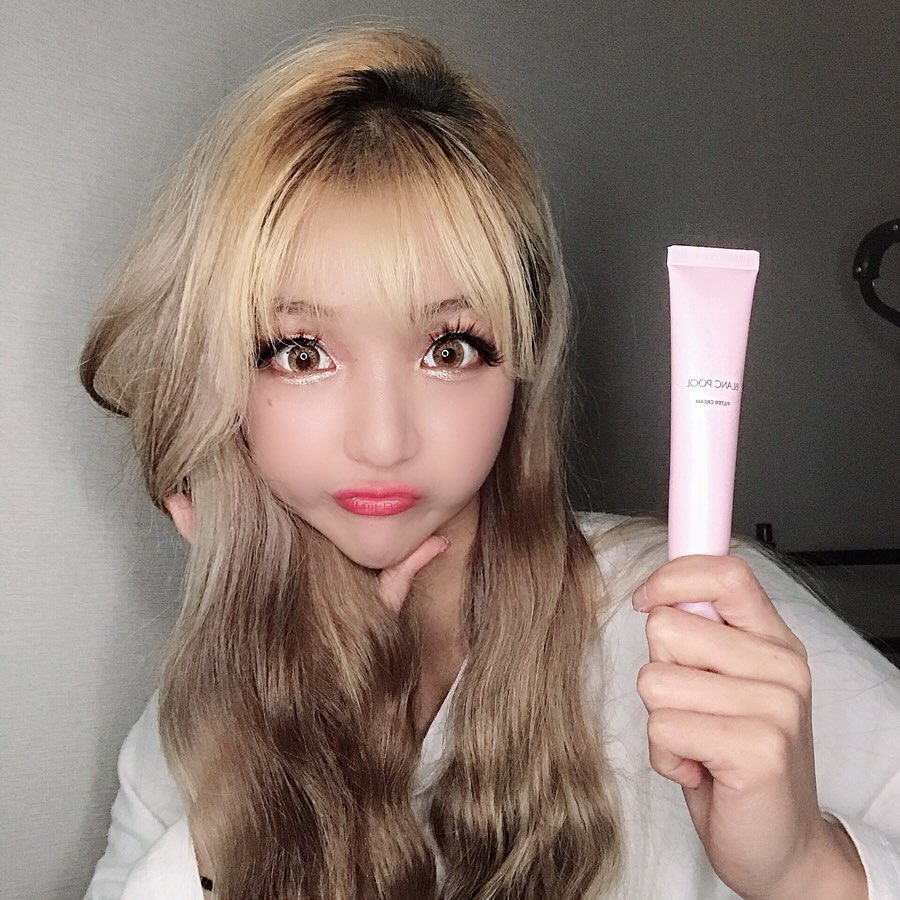 다또니 on Instagram: “어두운 피부 + 홍조 끼도 잡아주는 
자연스럽고 화사한 톤업크림 찾았다 !
발림성도 좋고 쫀쫀해서 화장도 잘먹는다구
.
#블랑풀 #필터크림 #블랑풀크림 #블랑풀필터크림 #톤업크림 #톤업크림추천”